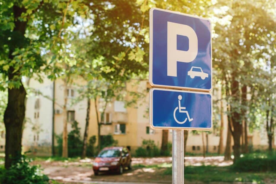 Parkplatz-Schild für Menschen mit Behinderung